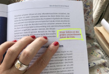 Lesen auf dem Balkon