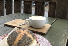 Cappuccino vorm Café
