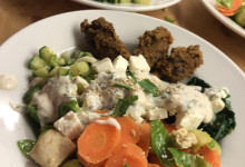 Limetten-Koriander-Reisbowl mit gestampften Bohnen und Tahinidressing