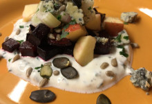 Rote Beete-Sellerie-Apfelsalat mit Gorgonzolawürfeln auf einem saure Sahne-Schnittlauch-Spiegel