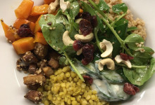 Gerste-Rotkohlsalat-Kürbis-marinierter Tofu-Gurkensalat-Winterkresse-Bowl mit gelben Linsen
