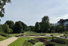 in die Weite des Schlossparks schauen