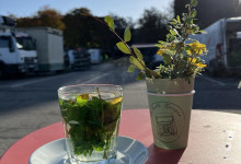 Sonne und frischen Minztee auf dem Markt genießen