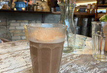 Üppig. Mocca mit dunkler Schokolade.