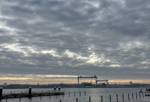 Förde mit dramatischem Himmel