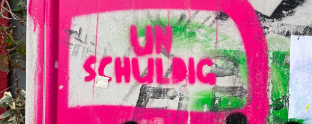 Tag 3 #The100DayProject: „Unschuldig“ in Pink auf den grauen Verteilerkasten gesprüht