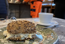 Dazu frühstücke ich ein Eibrötchen.