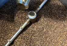 Im Café schnurrt der Röster und verbreitet leckeren Kaffeeduft.