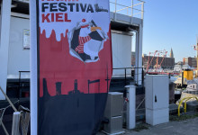 Vorm Theaterschiff an der Kieler Hörn beim 1. Kieler Krimi Festival