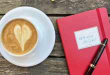 Cappuccino und Newsletter-Notizen vorm Café.