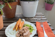 Mittagessen auf dem Balkon.