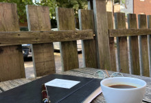 Americano trinken und Journal schreiben vorm Café