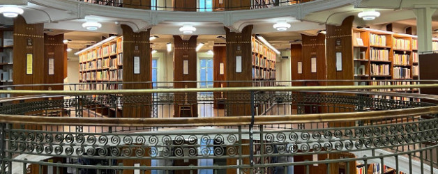Schreiben in der vierten Etage der Rotunde in der finnischen Nationalbibliothek