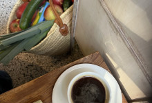 Mit reicher Beute im Café